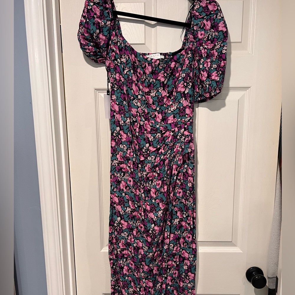NWT ASTR the label Size M dress! Floral maxi length dress with slit!